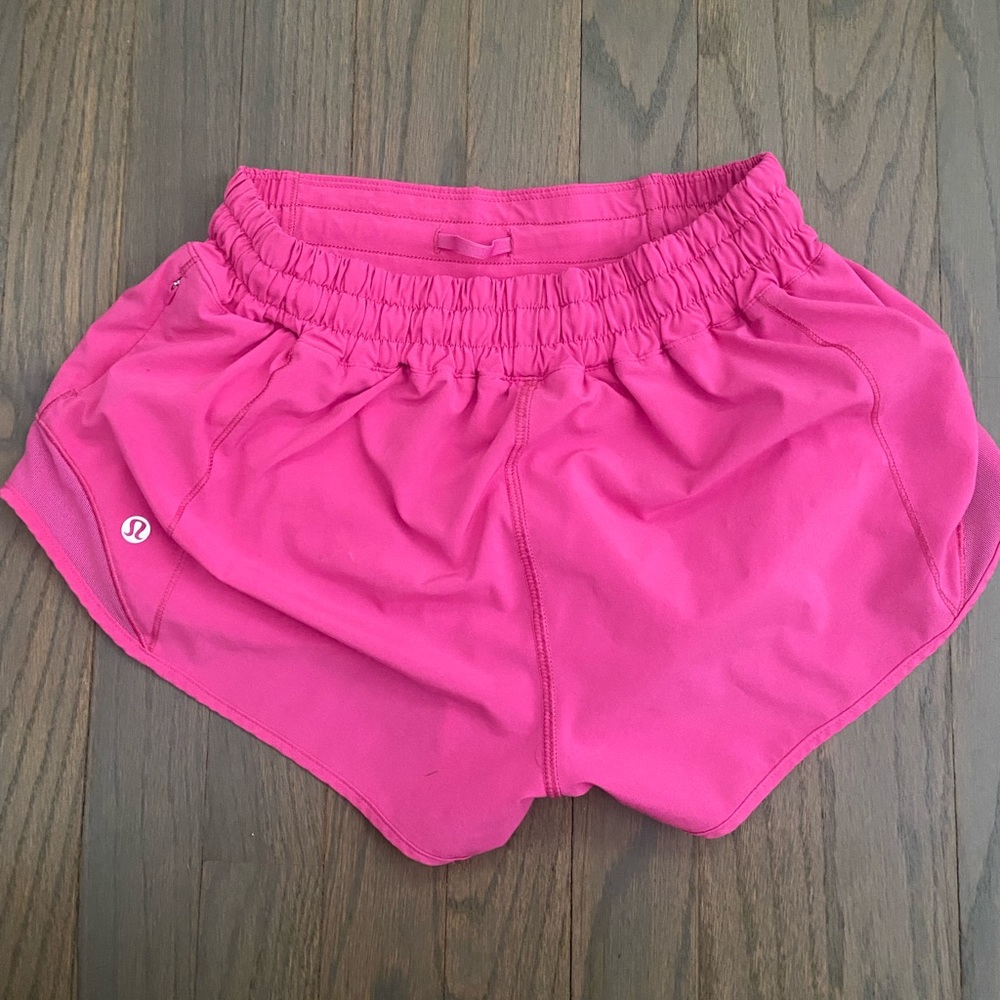LuluLemon Hotty Hot 2.5 LR Sonic Pink Shorts